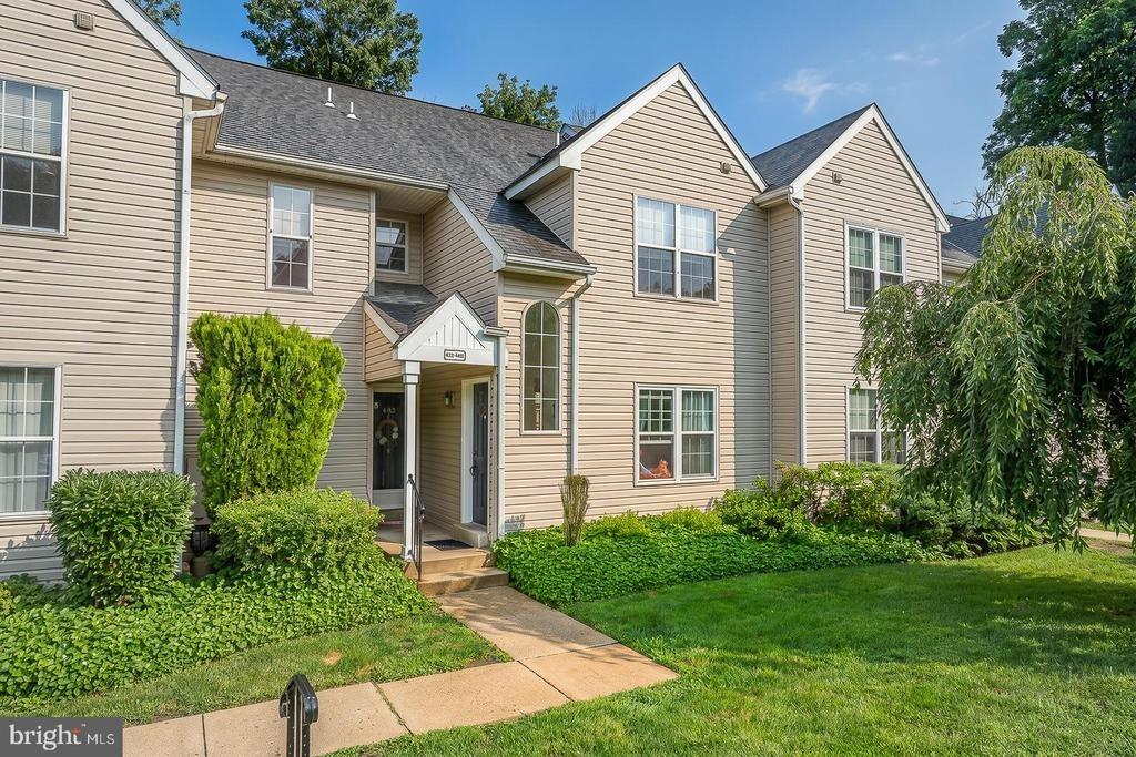 Derry Dr, Aston, PA 19014