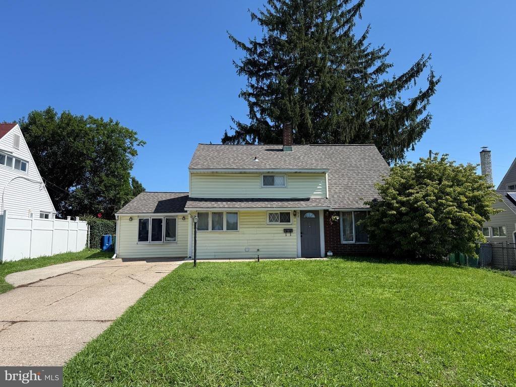 Robin Hill Ln, Levittown, PA 19055
