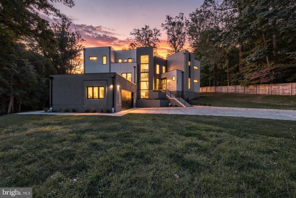 Glenbrook Rd, Fairfax, VA 22031