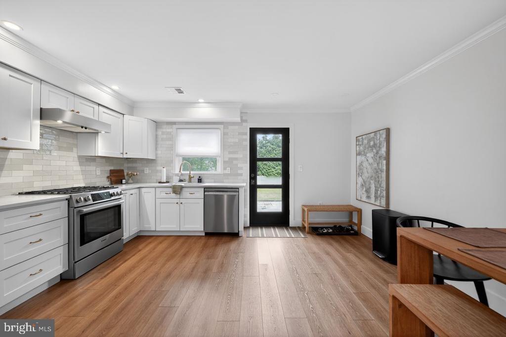 E Sutton Ave, Moorestown, NJ 08057