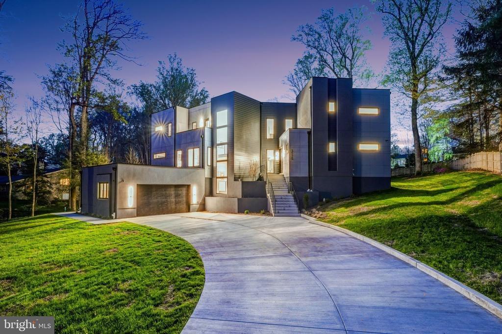 Glenbrook Rd, Fairfax, VA 22031