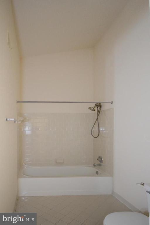 Grays Pointe Rd, Fairfax, VA 22033