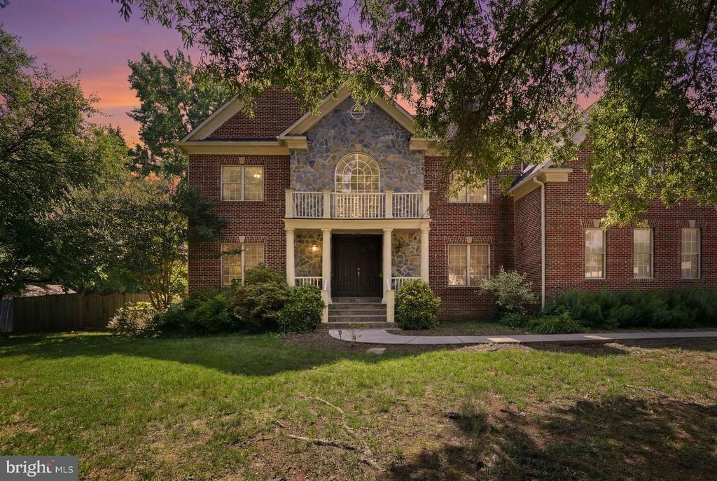 Oak Leaf Dr, Alexandria, VA 22309