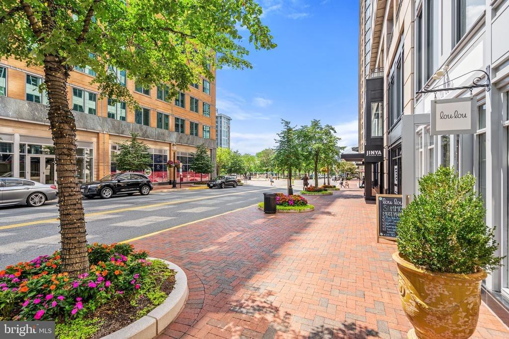 Lake Shore Crest Dr, Reston, VA 20190