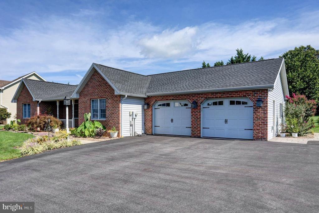 Bradley Ln, Shippensburg, PA 17257