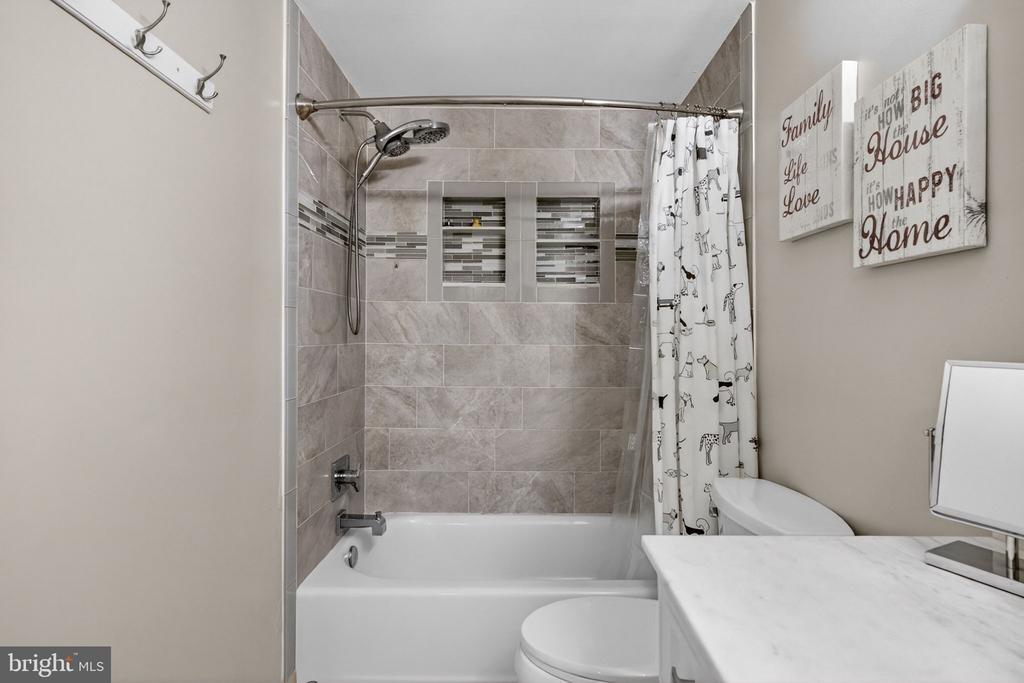 Charter Oak Ln, Marlton, NJ 08053