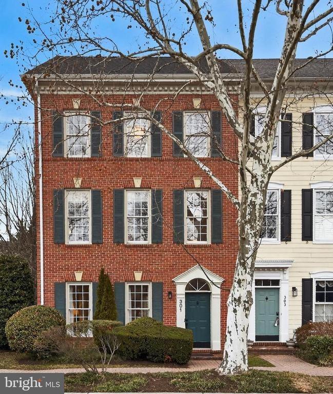 Hillwood Ave, Falls Church, VA 22046