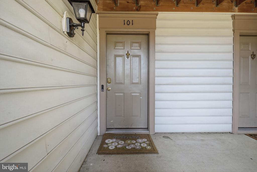 Catbird Cir, Lorton, VA 22079