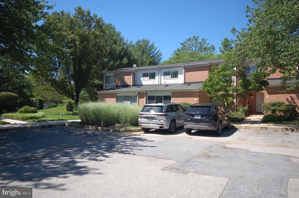 Lamplighter Ct, Pikesville, MD 21208
