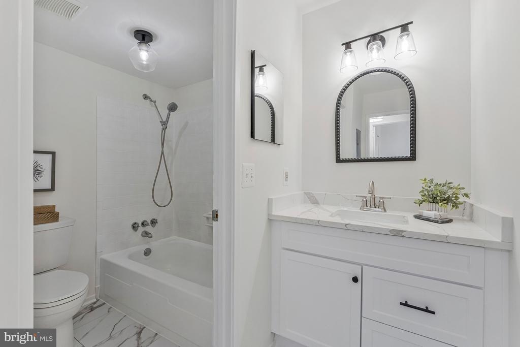 Parkcrest Cir, Reston, VA 20190
