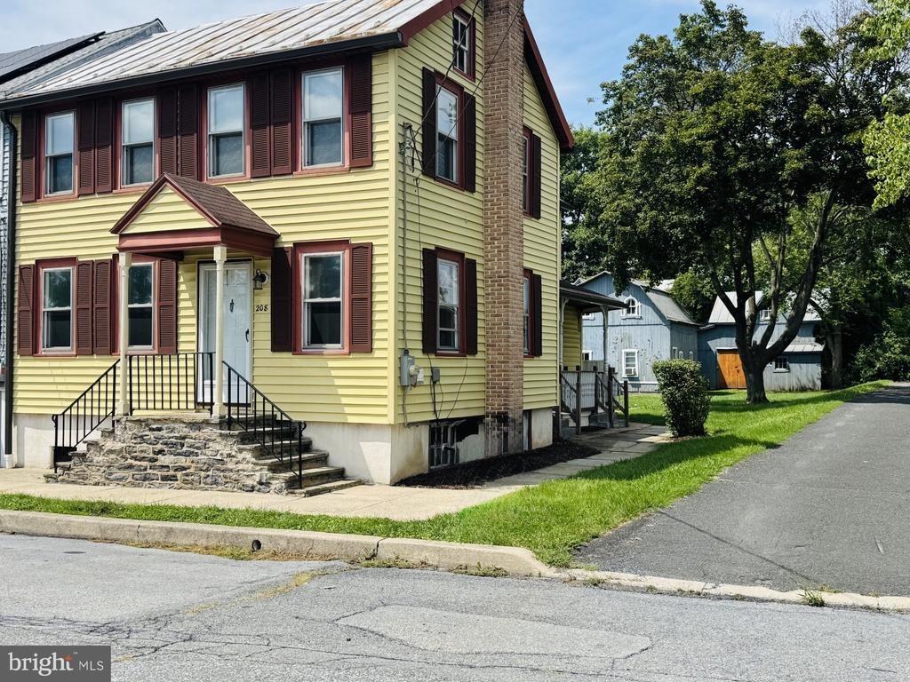 W 2nd St, Bernville, PA 19506