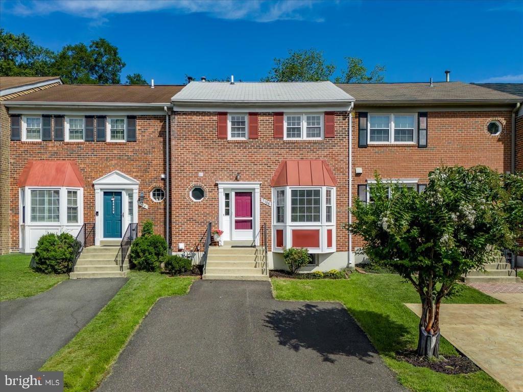 Snug Harbor Ct, Alexandria, VA 22315