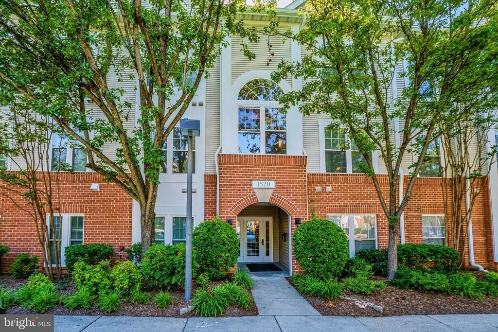 N Point Dr, Reston, VA 20194