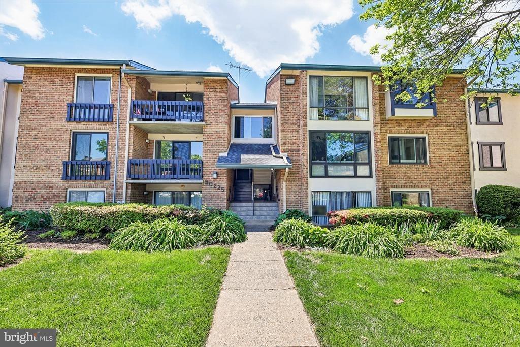 Valentino Dr, Oakton, VA 22124