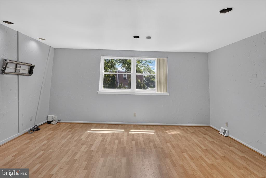 Surrey Rd, Philadelphia, PA 19115