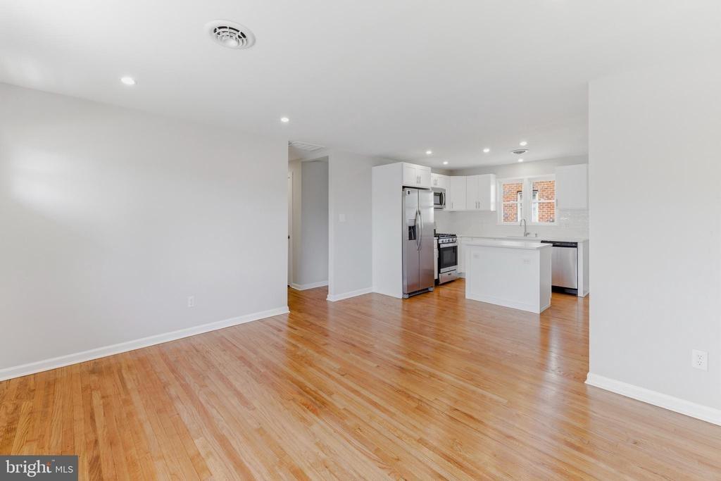 S Poplar St, Gibbstown, NJ 08027