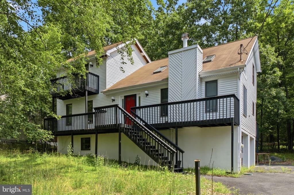 Lancaster Dr, Bushkill, PA 18324