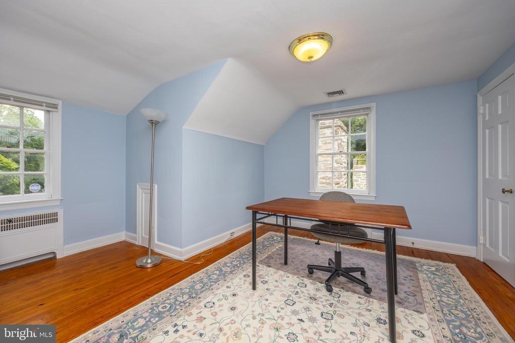 E Mill Rd, Flourtown, PA 19031
