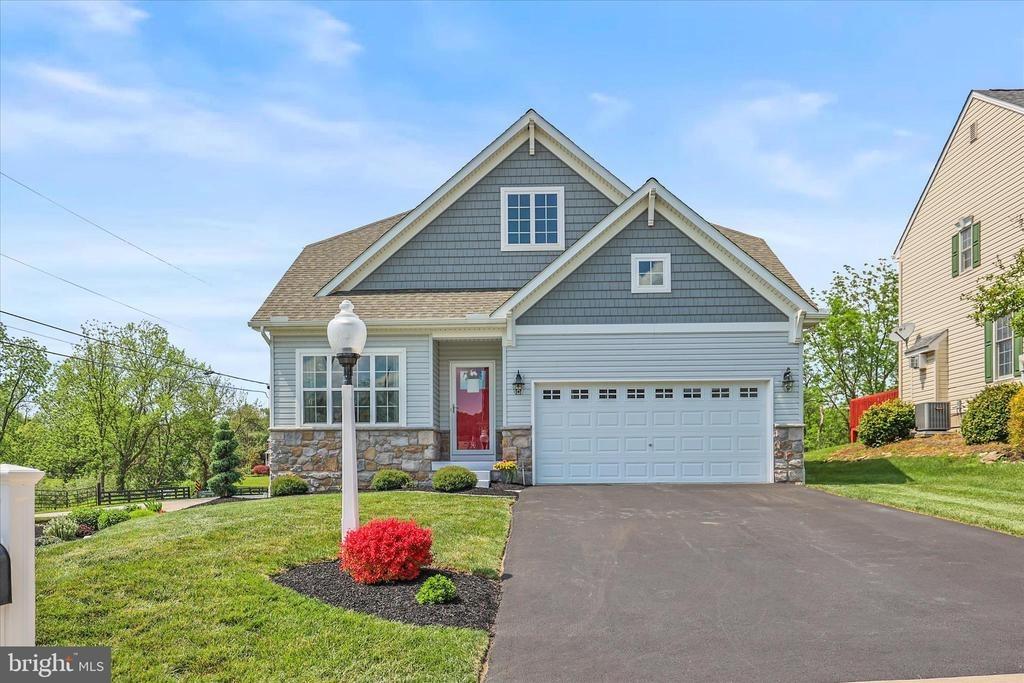 Surrey Ln, York, PA 17402
