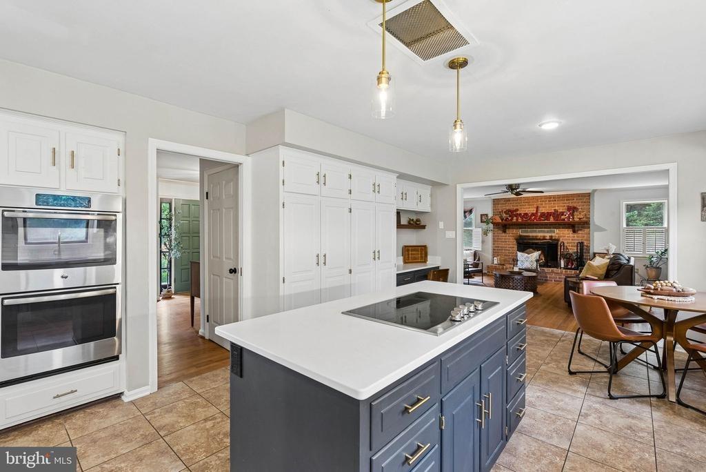 Jollie Dr, Frederick, MD 21702