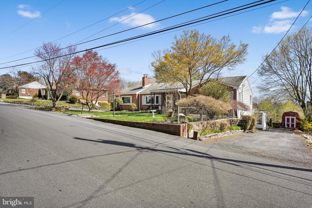 Ridgeview Dr, Harrisburg, PA 17112