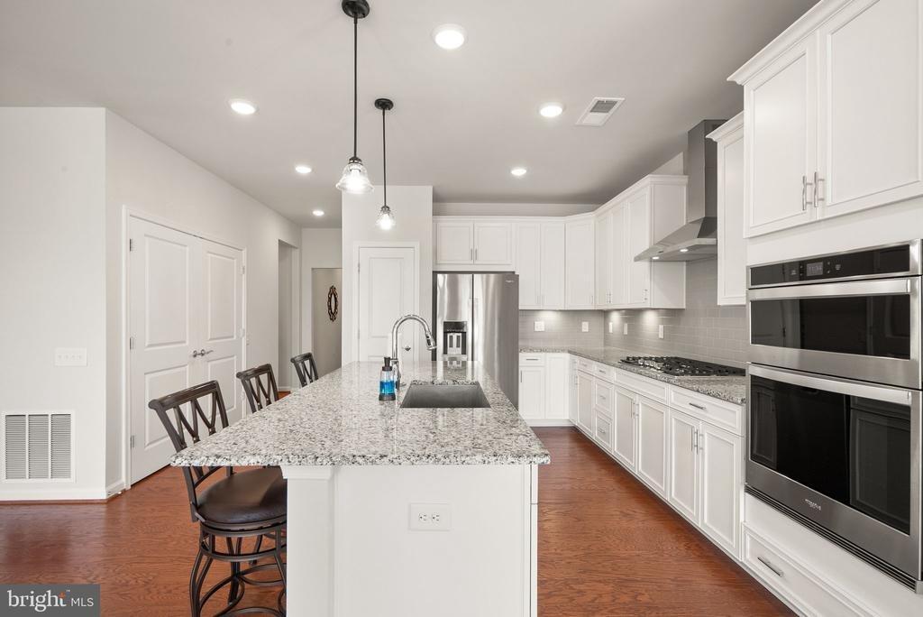 Azalea Garden Ln, Haymarket, VA 20169