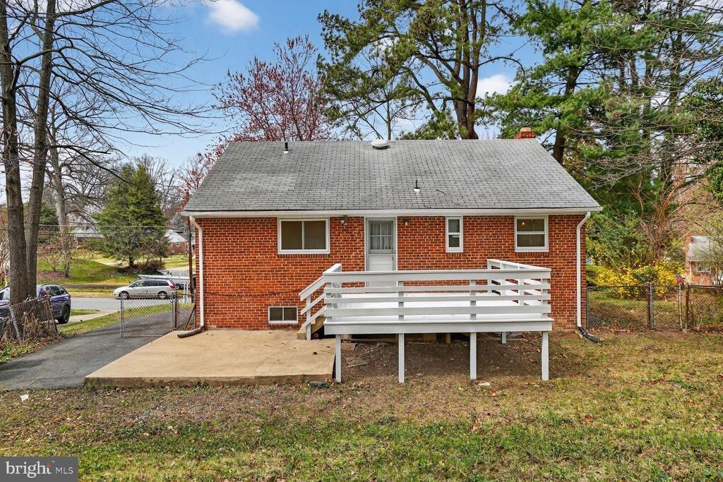 Crest Dr, Annandale, VA 22003