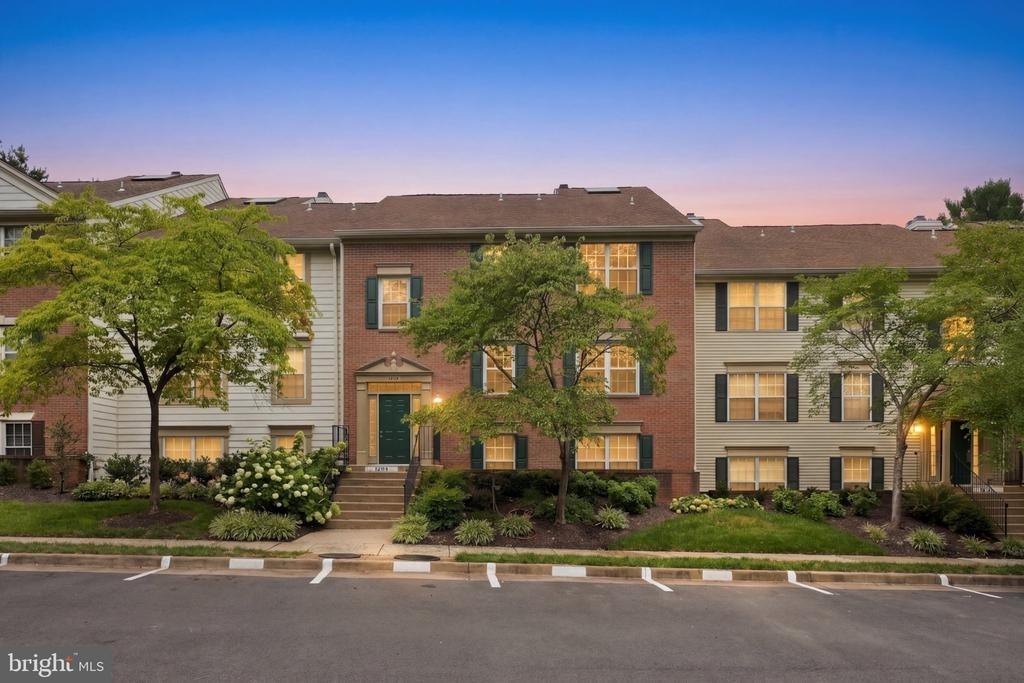 Green Leaf Ct, Fairfax, VA 22033