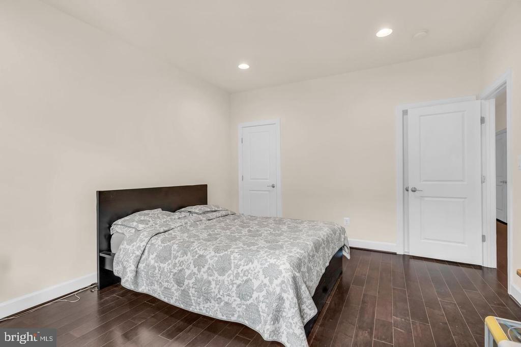Sillas Sq, Brambleton, VA 20148