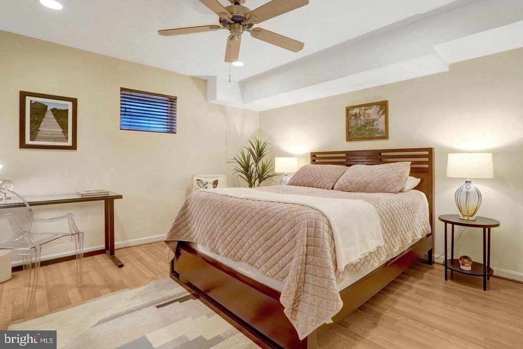 Hopewood Dr, Falls Church, VA 22043