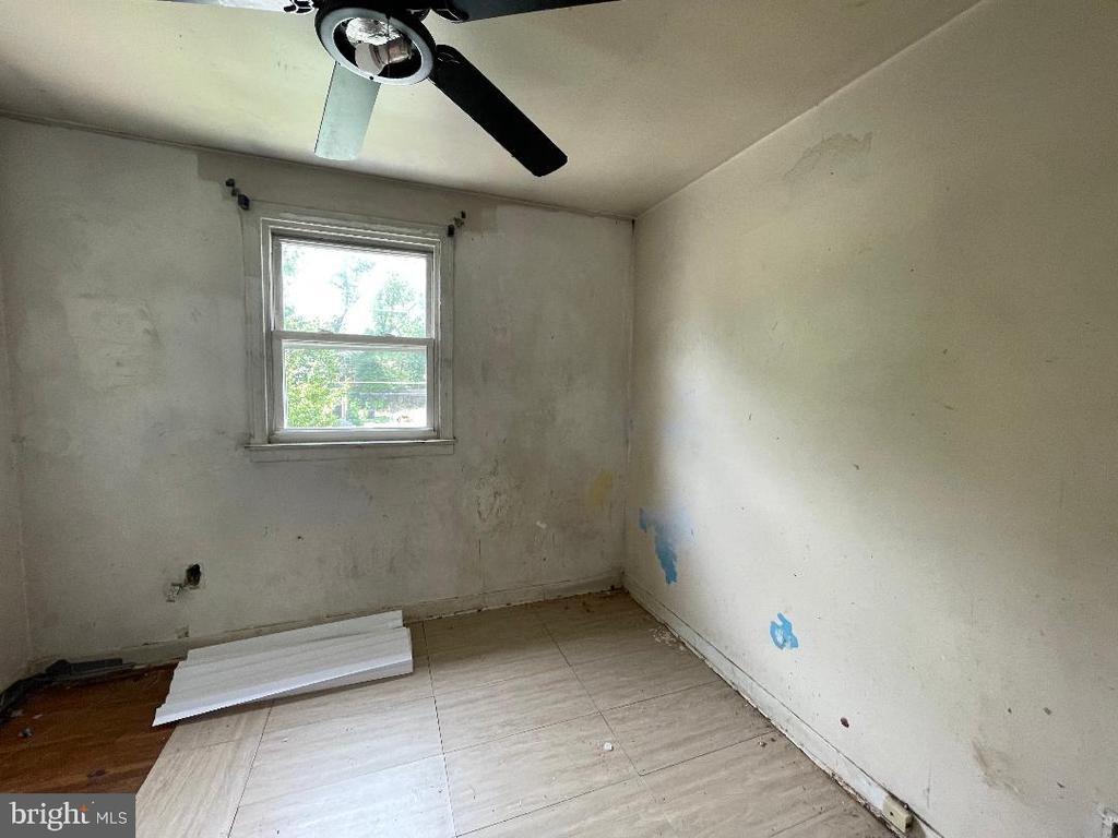 Shoshone Dr, Oxon Hill, MD 20745