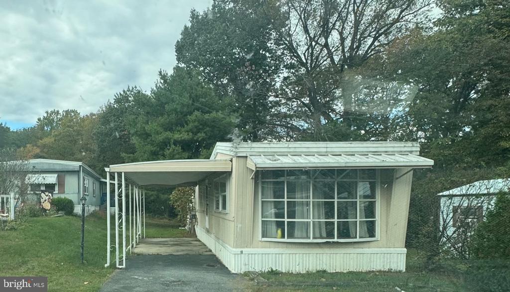 E Zimmer Dr, Walnutport, PA 18088