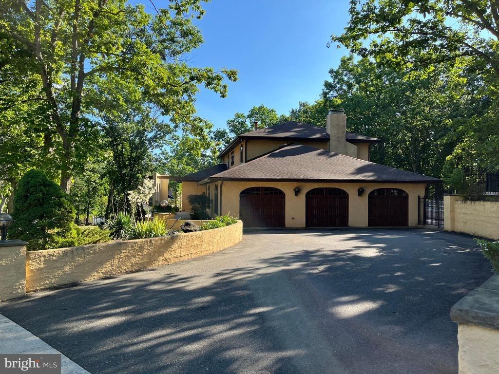 Chippenham Dr, Voorhees, NJ 08043