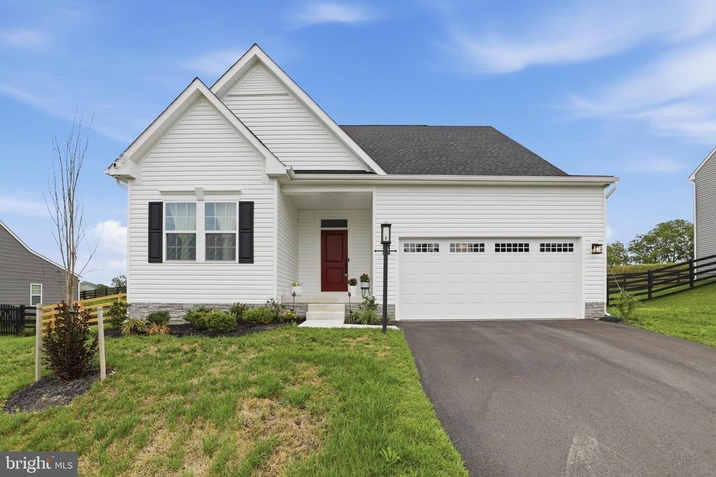 Shannon Dr S, Greencastle, PA 17225