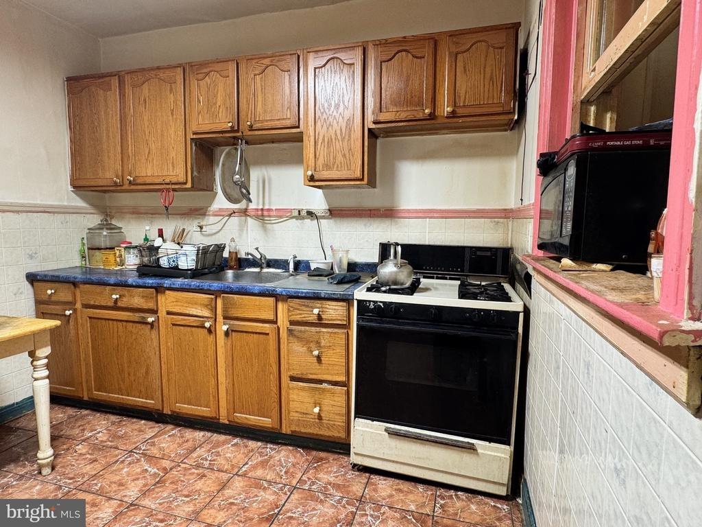 E Eleanor St, Philadelphia, PA 19120