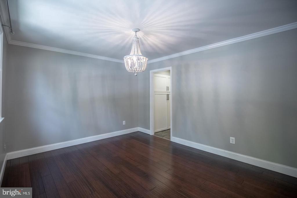 Gainsborough Dr, Fairfax, VA 22032
