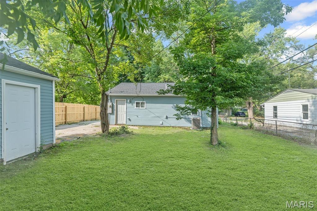 Marilyn Ln, East Saint Louis, IL 62206