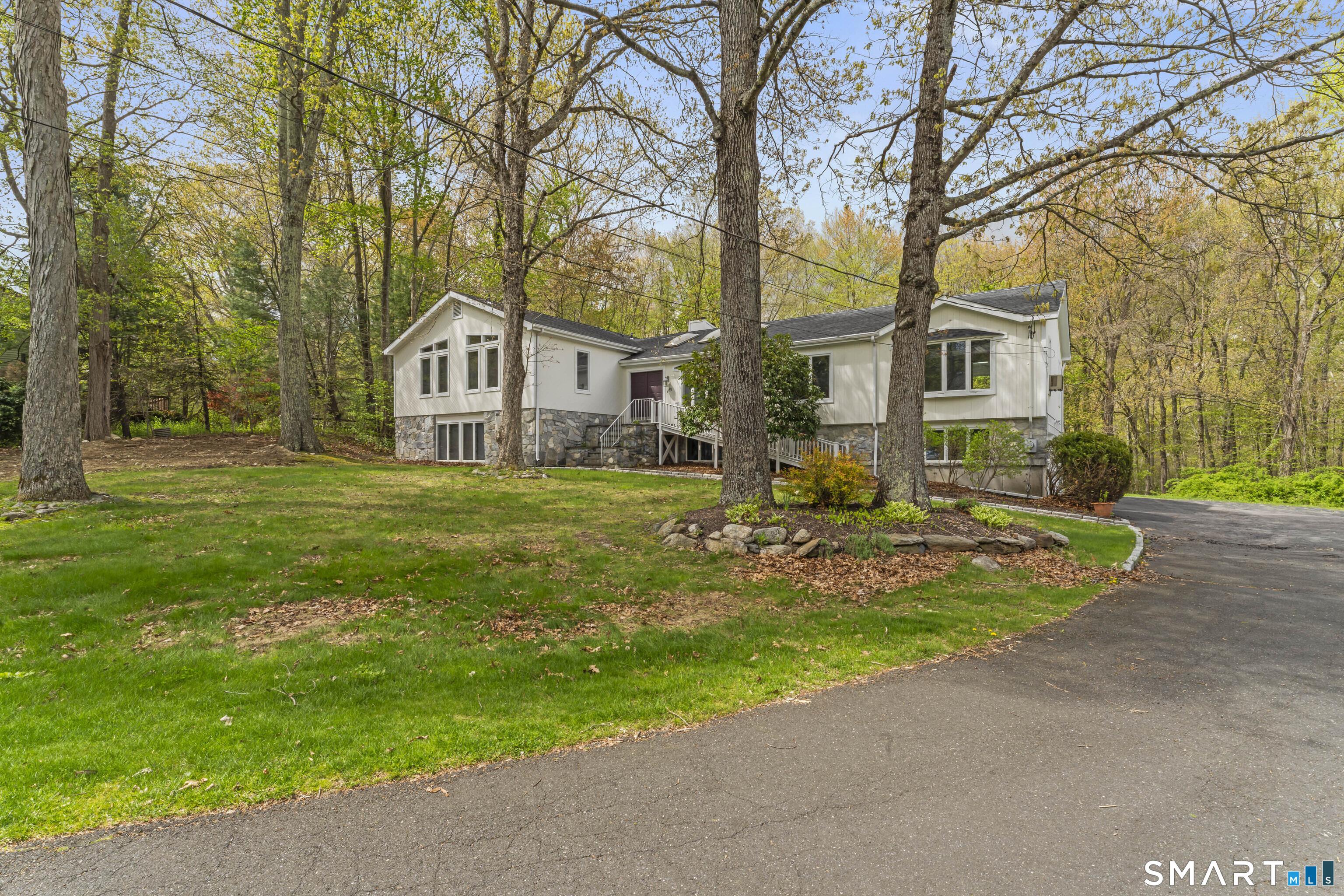 Cranbury Dr, Trumbull, CT 06611