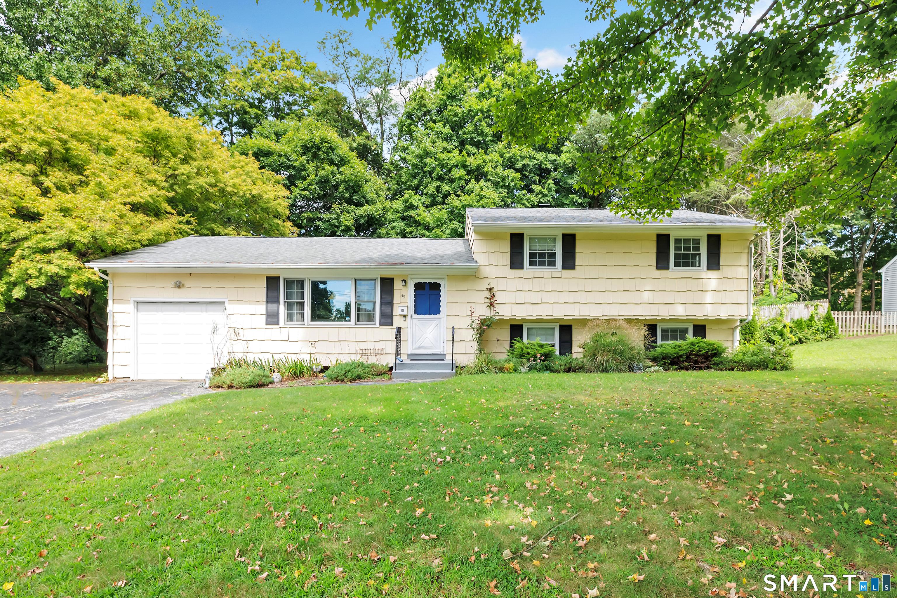 Springwood Dr, Trumbull, CT 06611