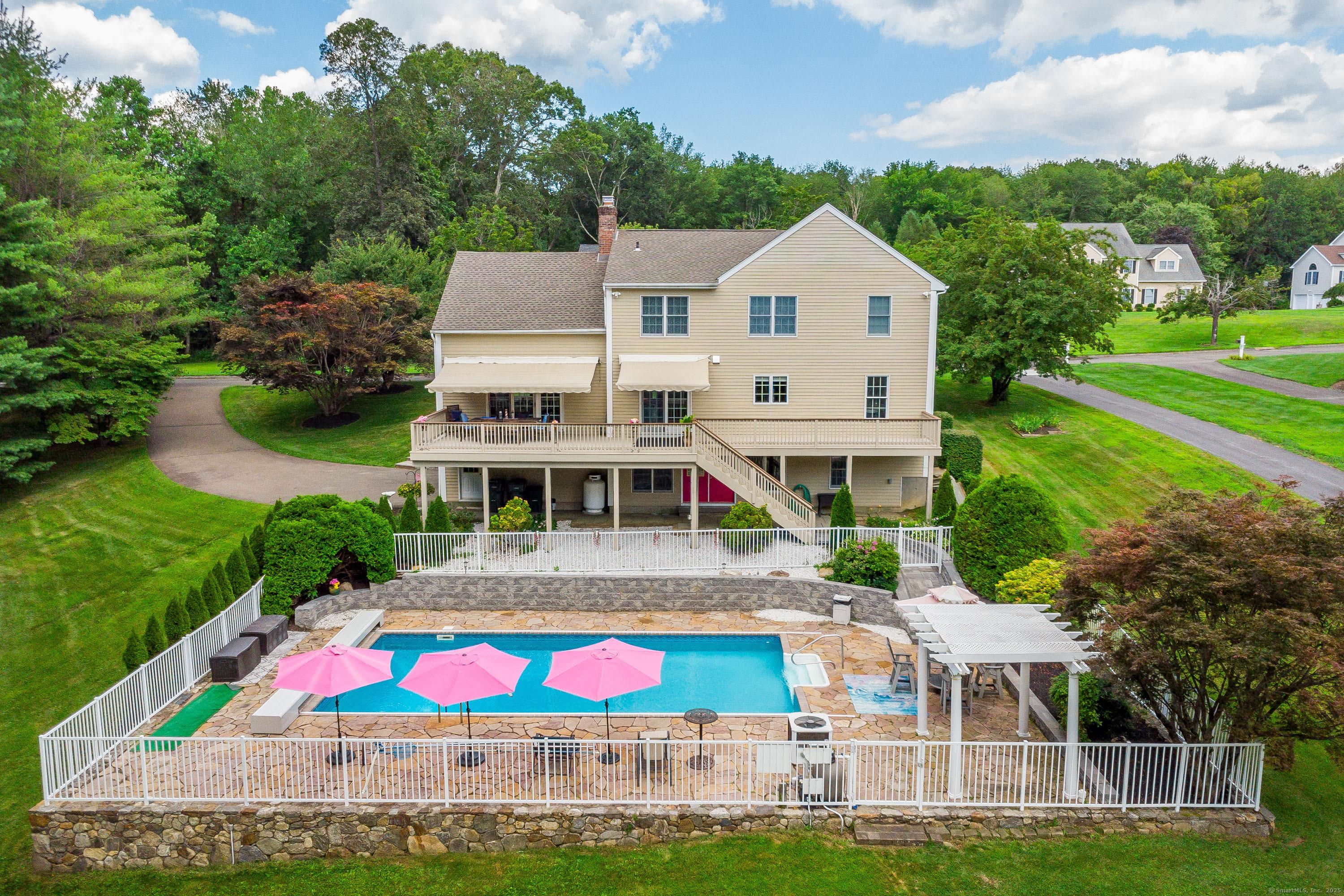Laura Dr, Danbury, CT 06811