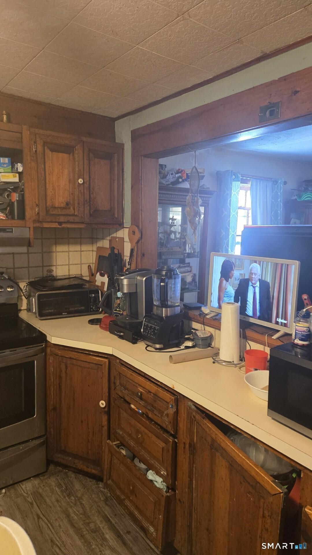 Lakeview Dr E, Norwalk, CT 06850