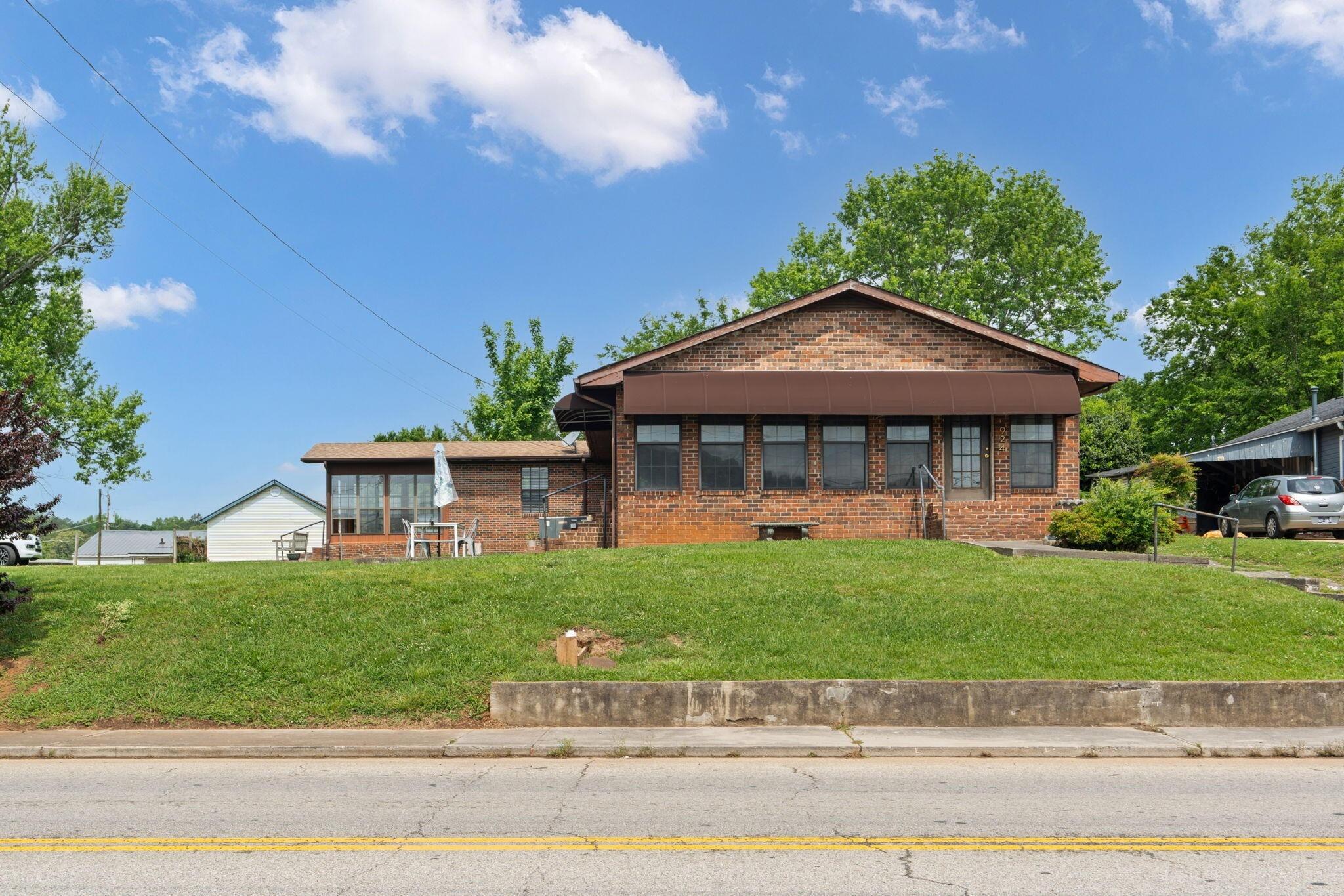 E Madison Ave, Athens, TN 37303