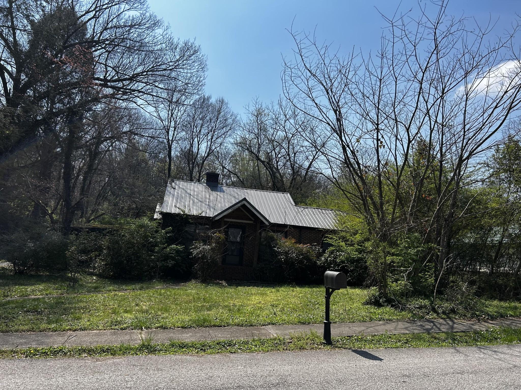 Francis St, Athens, TN 37303