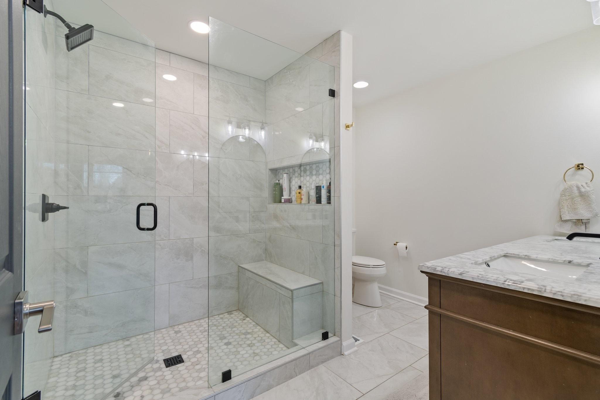 Colonial Dr, Hendersonville, TN 37075