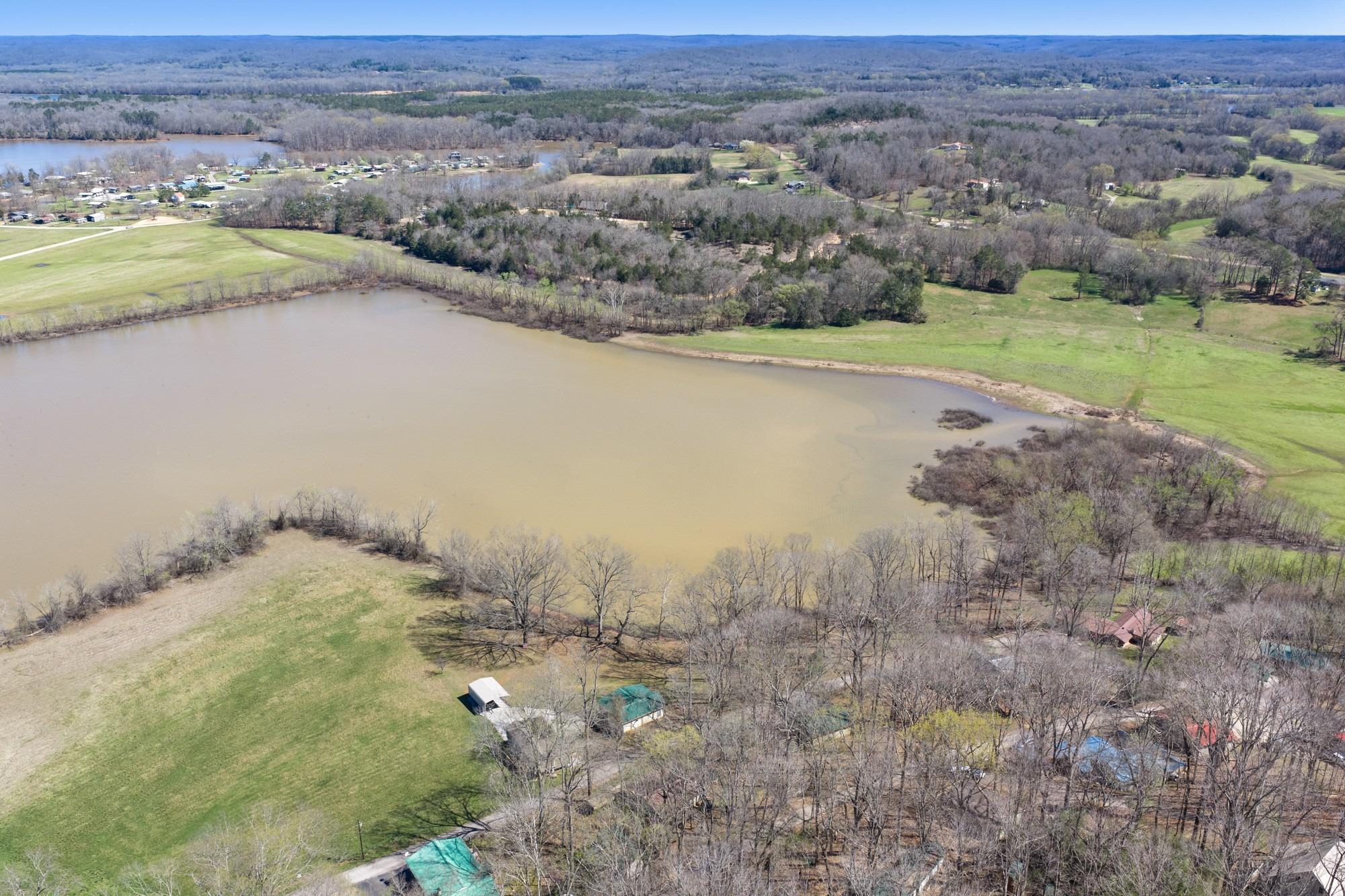 Hanklochte Dr, Decaturville, TN 38329