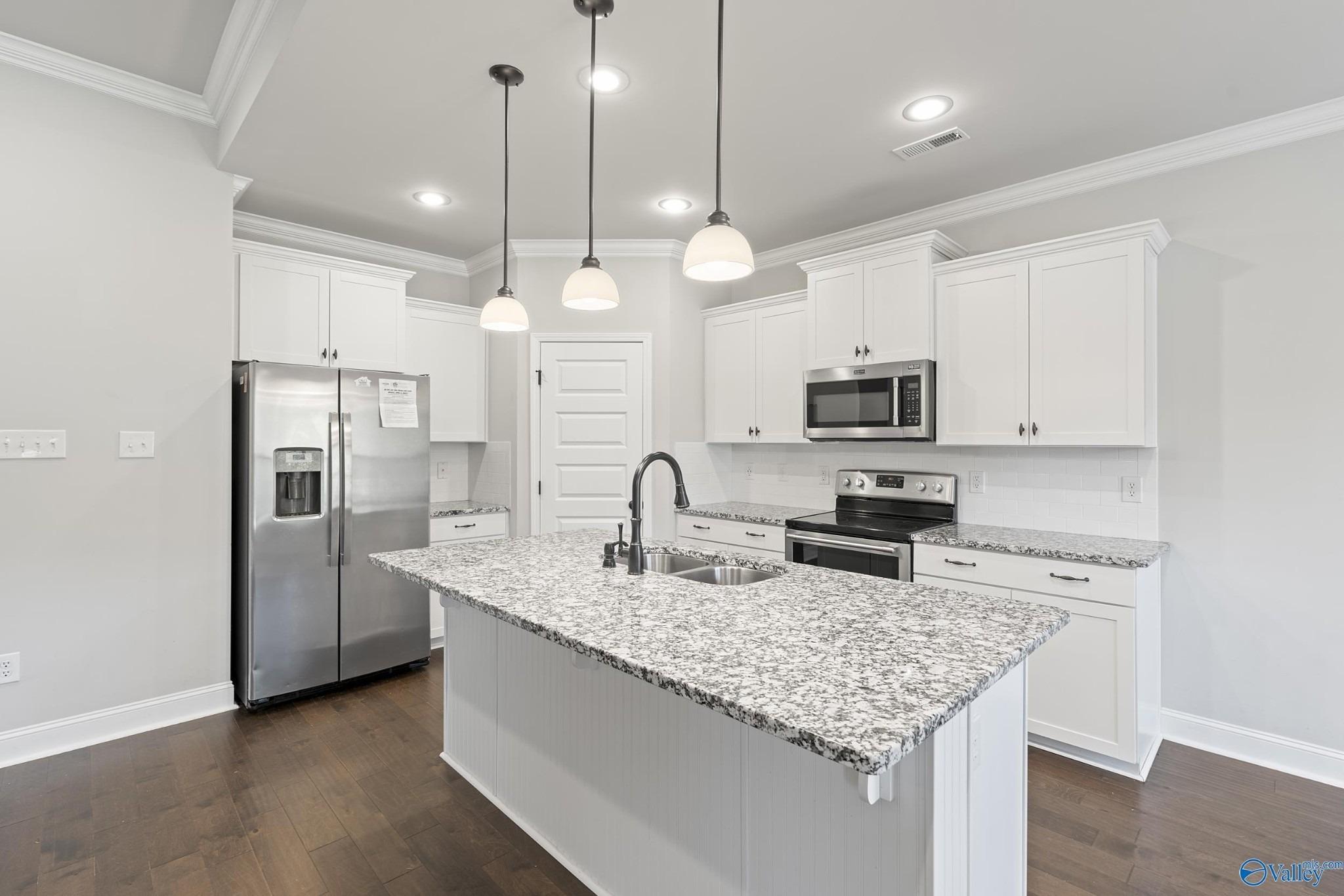 Dieken Dr, Athens, AL 35613