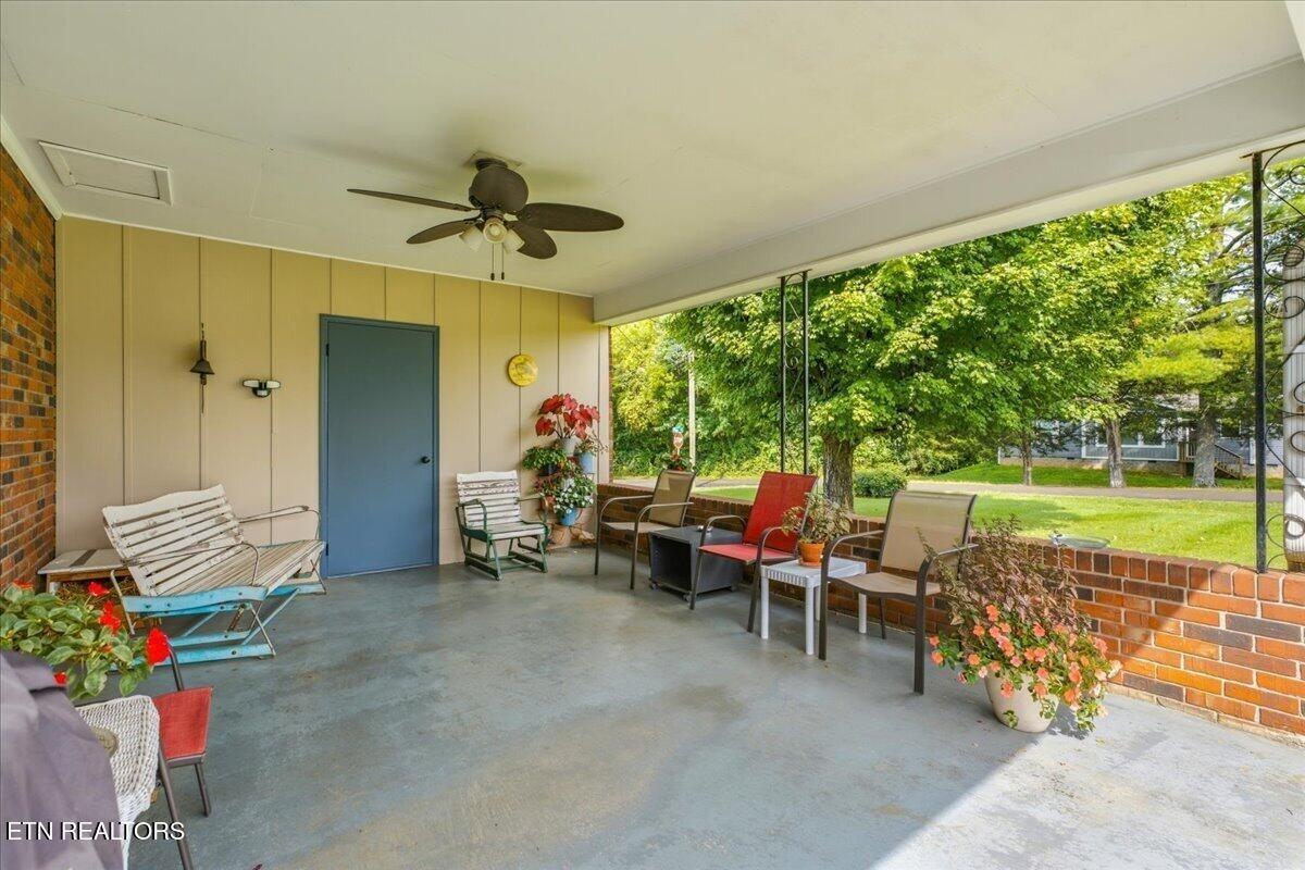 Oak Ave, Strawberry Plains, TN 37871