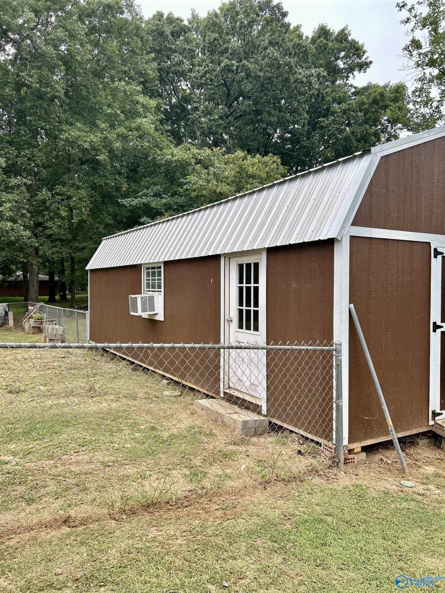 Howard St, Athens, AL 35613
