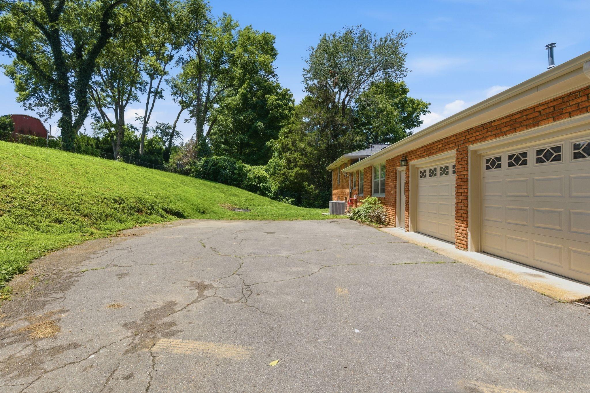 Manley Dr, Nashville, TN 37220