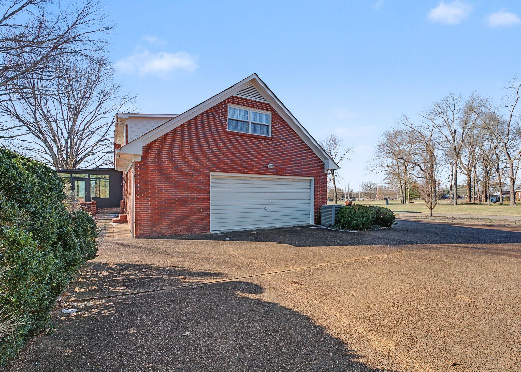 Toben Ter, Lawrenceburg, TN 38464